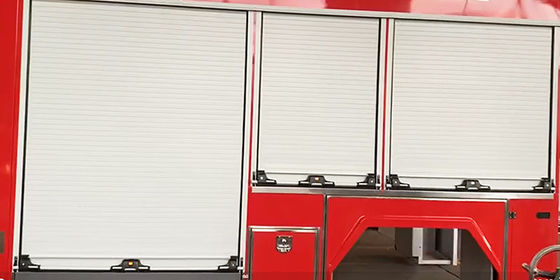 O carro de bombeiros rola acima portas e obturadores do rolo para instrumentos do fogo